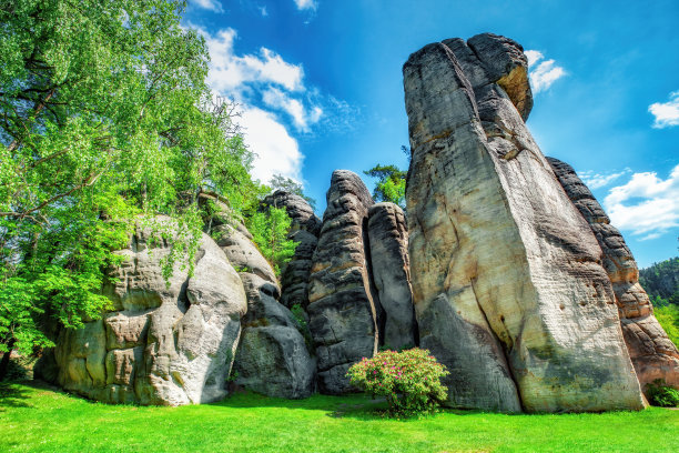 捷克共和国的Adrspach-Teplice Rock镇和绿色草坪。自然公园里美丽的巨大岩层图片下载