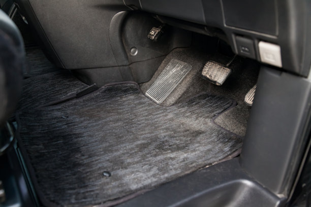 干洗后，请在车间内清洗带有油门踏板和刹车的黑色地毯汽车地垫图片下载