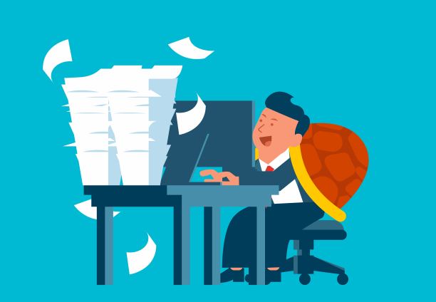 慢工作，慢节奏的工作和生活方式，低效率的工作，背着龟壳的商人在电脑桌前慢慢地工作图片下载