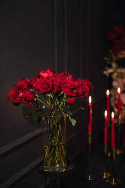 在餐厅浪漫约会。奢华的烛光装饰情侣在情人节。地点有拱门，墙壁，照片区装饰鲜花，装饰蜡烛惊喜求婚。图片下载