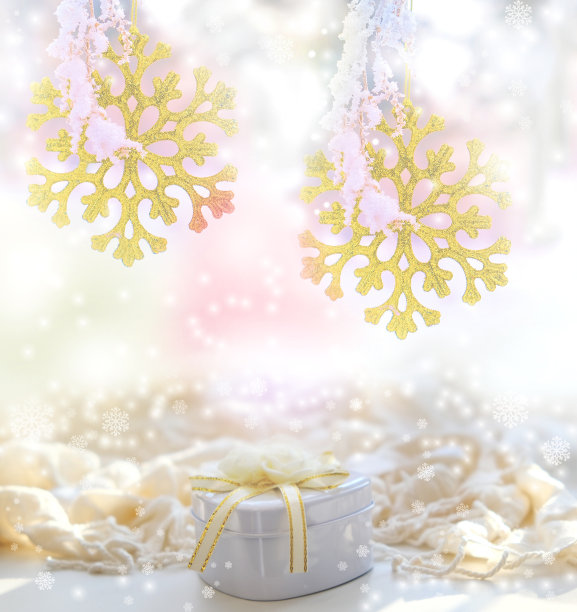 礼品盒里有圣诞装饰，金灿灿的雪花覆盖着雪花。节日贺卡。新年和圣诞气氛图片下载