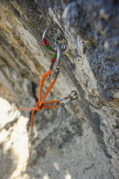 绳子固定在岩石上图片下载