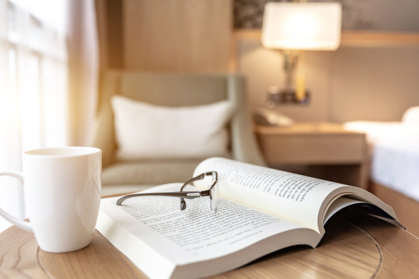打开书和眼睛旁边的咖啡图片下载
