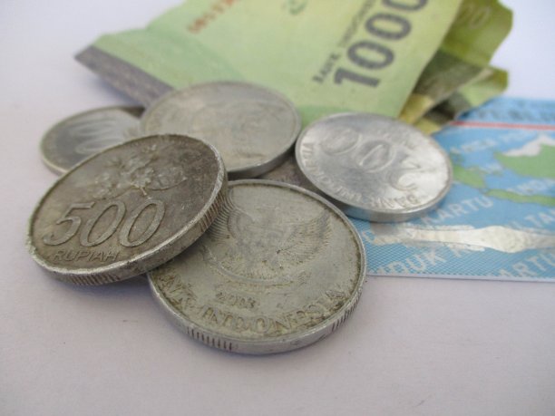 一千印尼盾硬币和纸币，带有印尼身份证，隔离在白底上。描述钱少或缺钱的图片下载