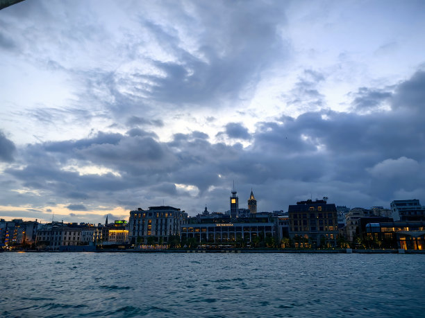 一些日落期间的İstanbul金角之旅。图片下载