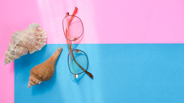 海滩配件在粉红色和浅蓝色的背景图片下载