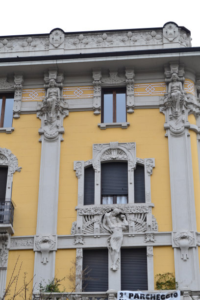 意大利北部古代住宅的立面。图片下载