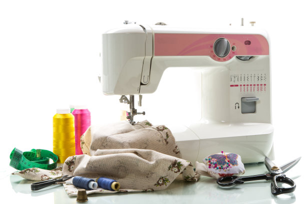装有织物和线的缝纫机，特写。工作流程图片下载