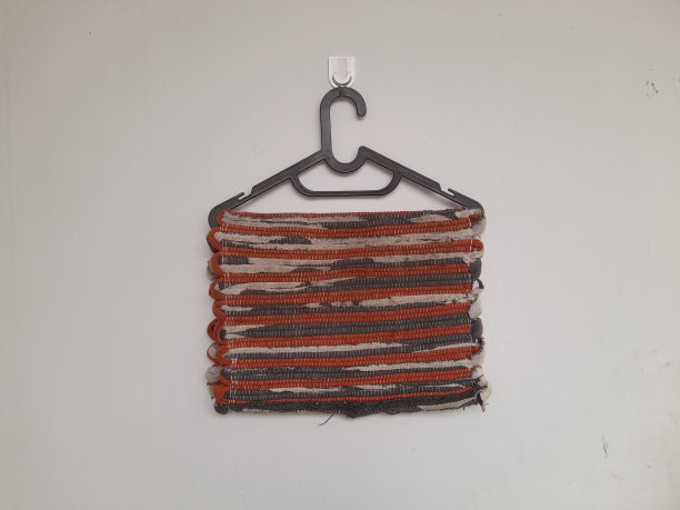 白色背景下悬挂门垫的正面照片。图片下载