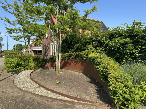 锈迹斑斑的花坛边框图片下载