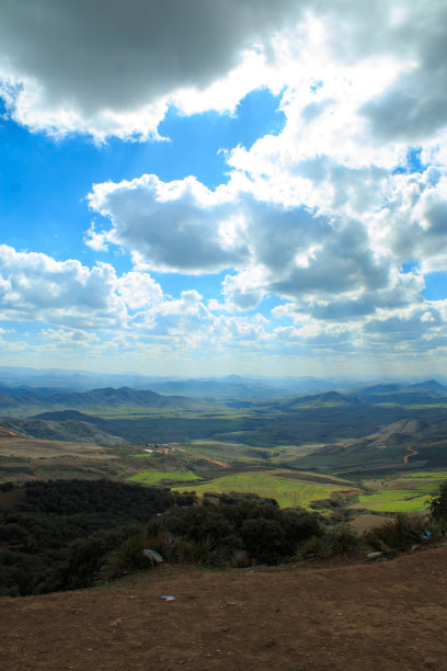 摩洛哥阿特拉斯山脉的丘陵景观图片下载