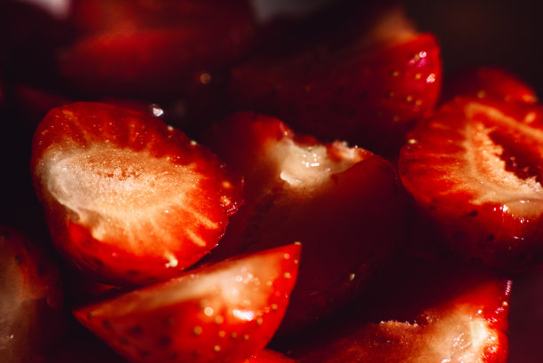 红色成熟的草莓，特写镜头中质地清晰。草莓的微距镜头。背景下,屏幕保护程序图片下载