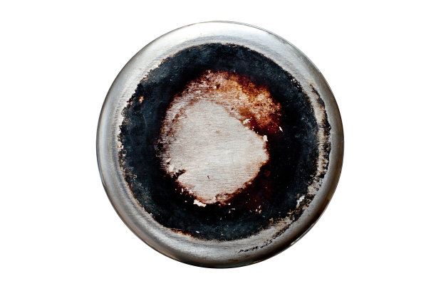 特写照片，生锈的纹理里面的旧煎锅孤立。图片下载