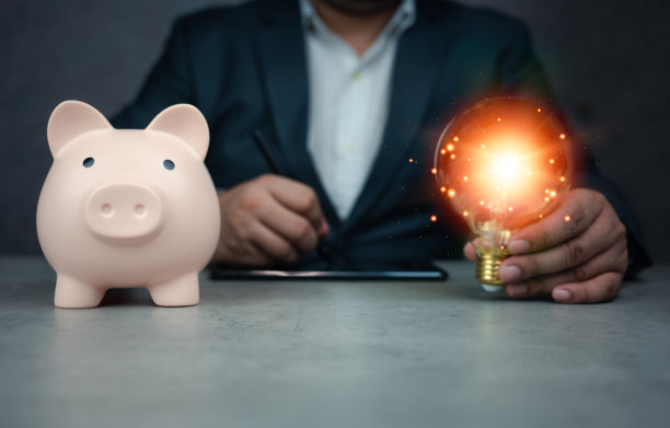 桌上的存钱罐，用来规划理财。储蓄概念和财务账户概念。图片下载