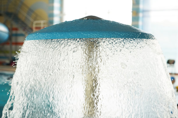 在全景窗的背景上有一个游泳池，屋顶上有一个装饰蘑菇与瀑布的特写。有空间复制。高质量照片图片下载