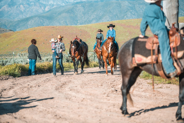 活跃的家庭一起骑马图片下载