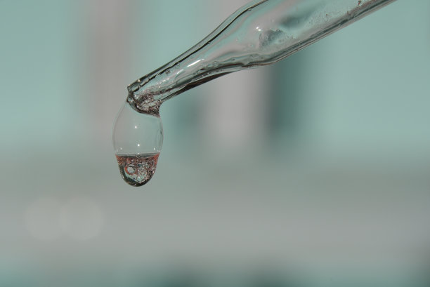 有血清的滴管。白天的浅蓝色背景。护肤品、天然化妆品。美容理念，面部和身体护理。图片下载