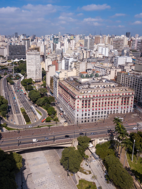 美丽的空中无人机视图Anhangabau山谷广场，高架桥和圣保罗城市天际线的经典建筑在夏季阳光明媚的日子。建筑、城市、大都市的概念。图片下载