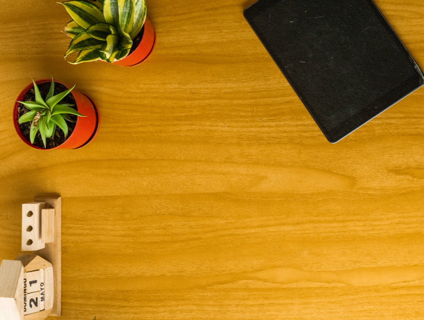 Desk from several views, with natural plants, tea, kettles and other household items图片下载