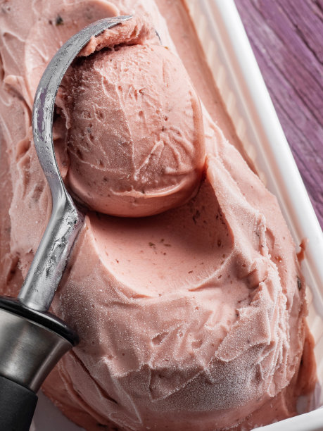 草莓冰淇淋，冰沙，金属勺从盒子里刮出冰淇淋，草莓冰淇淋和冰淇淋勺，冰淇淋图片下载