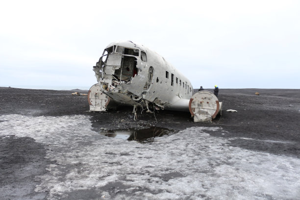 坠毁的飞机，周围都是残骸和残骸图片下载