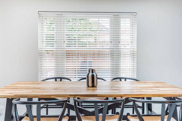 空荡荡的长会议桌上放着黑色的行政办公椅图片下载