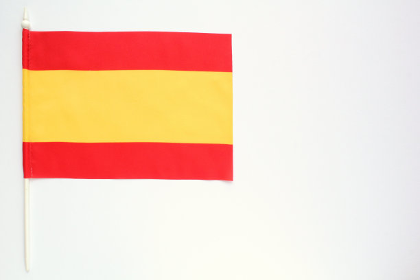 白底西班牙国旗。西班牙日，宪法日的设计元素。西班牙欧洲庆祝足球旅游概念。文本复制空间图片下载