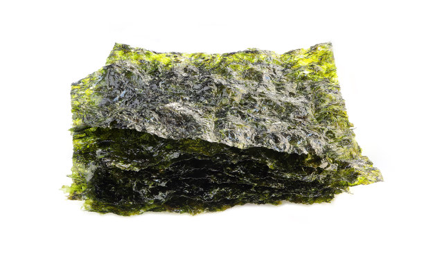 白底脆脆的海苔。美味的海苔孤立在白色的背景。干海藻片。图片下载
