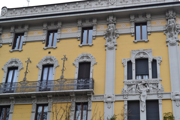 意大利北部古代住宅的立面。图片下载
