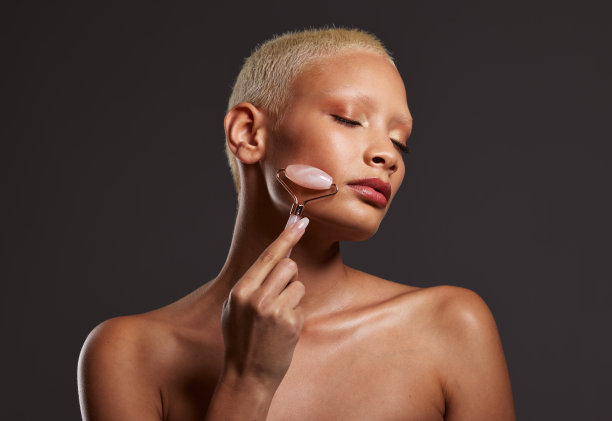 女性，护肤和美容滚筒在灰色工作室背景下进行面部美容治疗。美丽的女性脸，滚动工具抗衰老，皮肤或美容，完美的皮肤图片下载