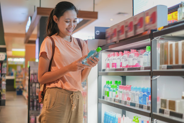 印尼穆斯林妇女在百货公司购买洗面奶图片下载