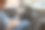 男司机一边开车一边玩手机图片下载