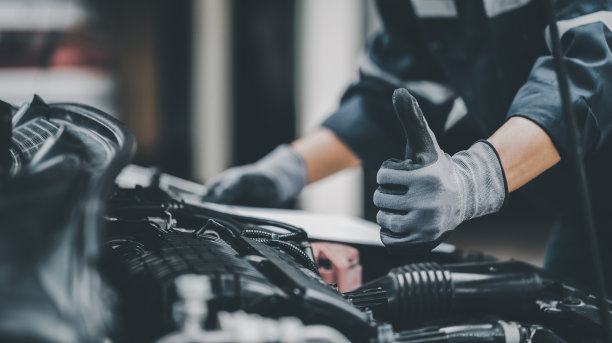 修理工在车库里修理汽车的发动机。修复se图片下载