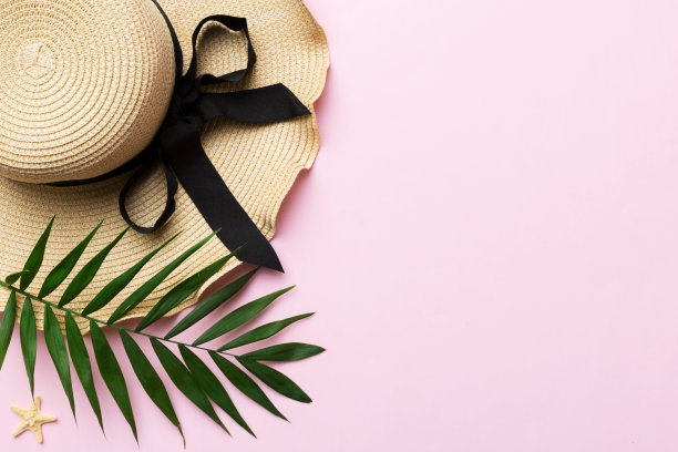 暑假。夏季概念草帽和热带树叶。平铺，俯视图，复制空间图片下载