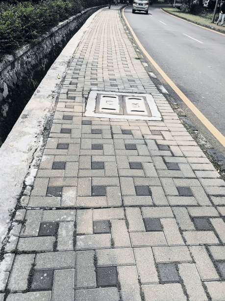 白天在城市的人行道上图片下载