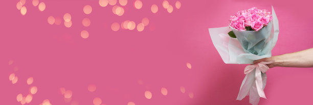 快递员的男性手伸出一束粉红色背景的玫瑰。有空间复制。高质量照片图片下载