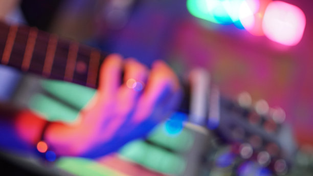 在录音室里弹吉他的女人图片下载