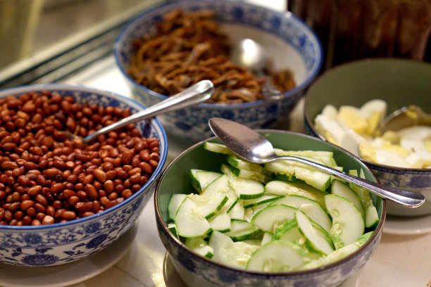 各种各样的印度菜，包括凤尾鱼，烤花生，切片黄瓜，和煮熟的鸡蛋在食品摊位图片下载