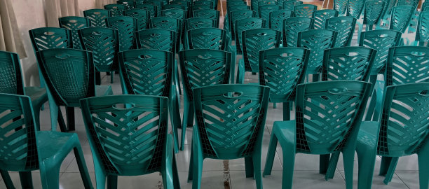 开会用的绿色塑料椅子图片下载