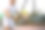 男运动员在室外球场用球拍击球的照片。健身、运动、锻炼理念。图片下载