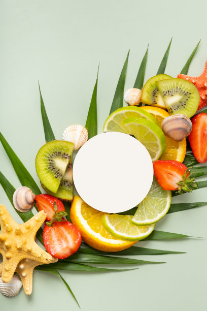 讲台或基座上平铺着柑橘类水果和草莓，贝壳和海星与棕榈叶。产品布局图片下载