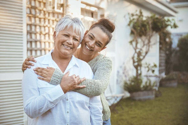 女儿和妈妈在户外玩耍图片下载