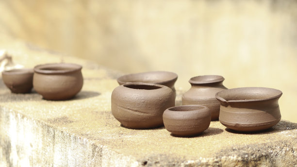 孩子们玩粘土做的陶器放在遮阳篷里晾干图片下载