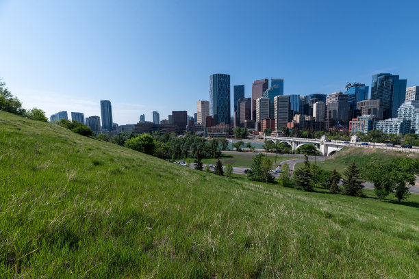 阿尔伯塔省卡尔加里中心街大桥沿线的景色图片下载