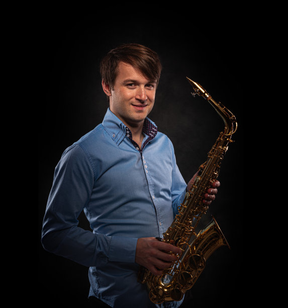 黑色背景的萨克斯手。图片下载