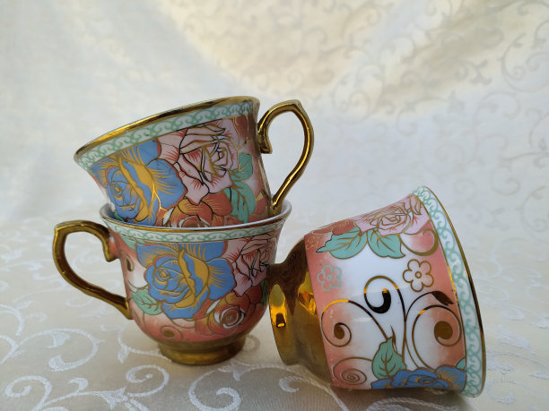 几个复古的杯子与花卉纹理的独特安排在桌子上图片下载