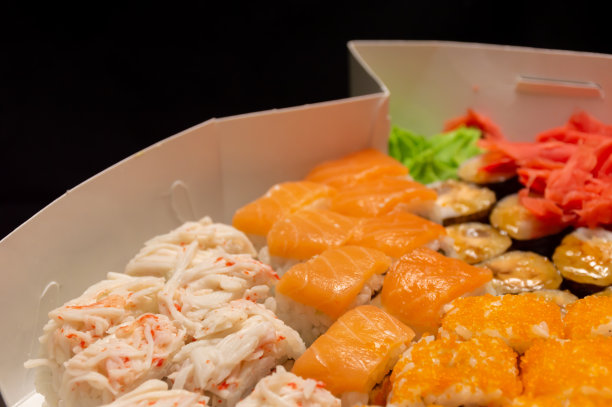 三文鱼、姜和芥末卷图片下载