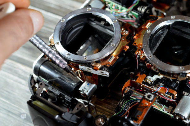 技术人员或工程师对数码相机和视频数码相机机身内部进行维修，相机和技术设备维护和维修概念，旧单反相机传感器定影图片下载
