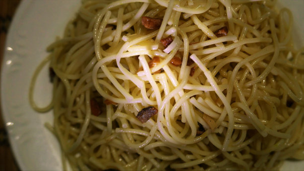 培根意大利面，特写，俯视图。培根意大利面。碗面在桌子上图片下载