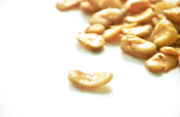 白底烤盐蚕豆图片下载